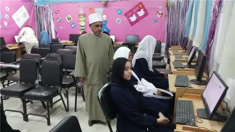 رئيس منطقة السويس يتابع سير امتحان البرمجة والذكاء الاصطناعى