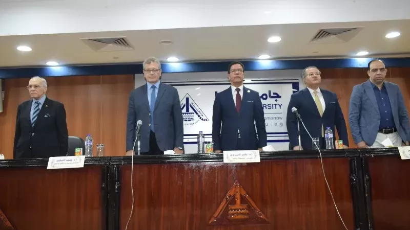 رئيس جامعة بنها يشهد تكريم الفرق الطبية خلال احتفالية اليوم العالمي لنظافة الأيدي