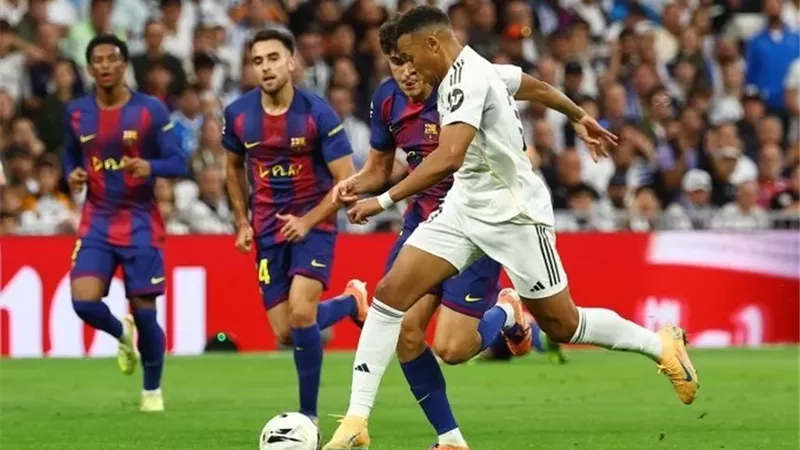 كلاسيكو الأرض- تشكيل ريال مدريد ضد برشلونة.. فينيسيوس يقود الهجوم