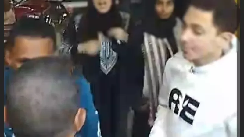 تفاصيل تعدي سيدتين وقائد 