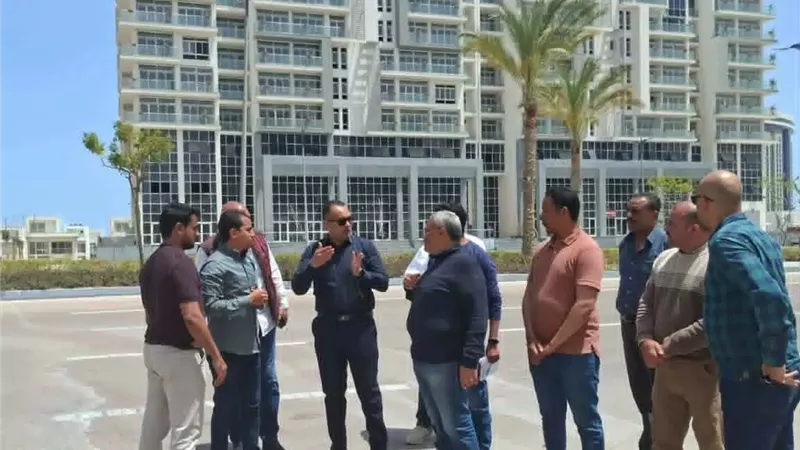 جهاز العلمين يوجه بسرعة إنارة وتجميل طريق البوليفار بكمبوند مزارين
