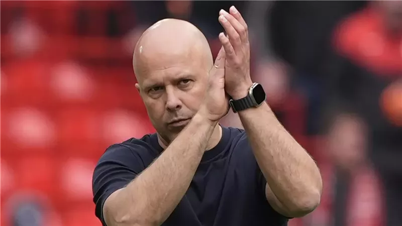 ليفربول يتخذ قرارًا نهائيًا بشأن بقاء آرني سلوت في الأنفيلد