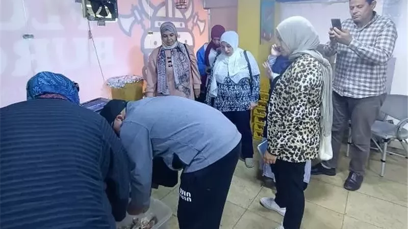 جهاز بدر والبيطرى والتموين يضبطون دواجن فاسدة ويحررون 12 محاضر.. صور