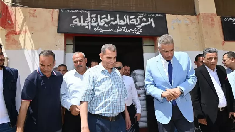 محافظ جنوب سيناء يتفقد مجمع السلع الغذائية والمخبز الآلي
