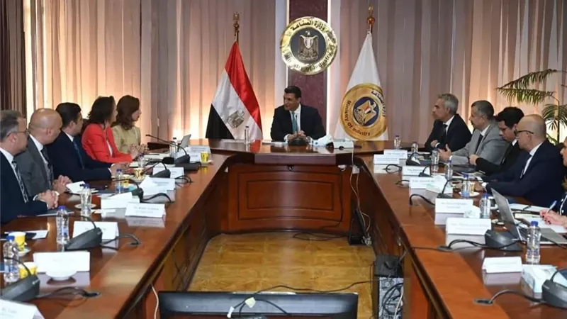 وزير الصناعة يبحث مع 