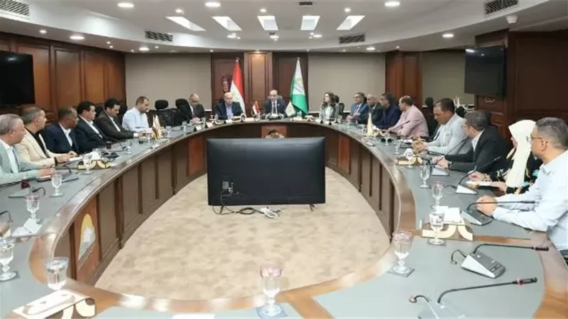محافظ الجيزة يعقد لقاءً مع رؤساء الأحياء والمراكز والمدن الجدد