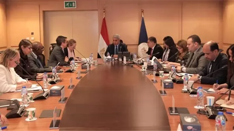وزير السياحة يلتقي وفد البنك الدولي لبحث تعزيز التعاون