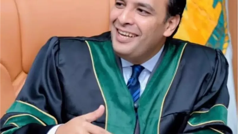 السيد - ابراهيم ضيف يهنئ الدكتور - تامر عشري لحصوله على درجة الأستاذية في إدارة الأعمال بجامعة المنصورة