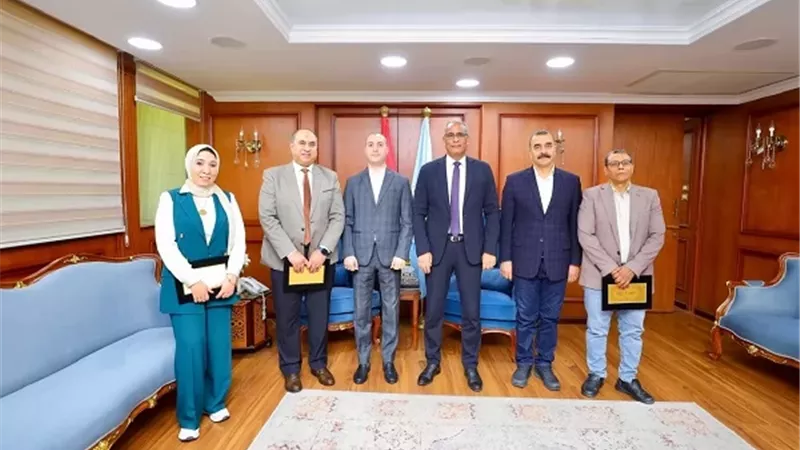 محافظ كفرالشيخ يكرم كوادر مركز الأورام