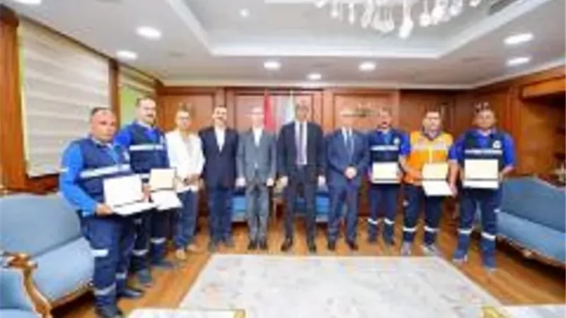 محافظ كفرالشيخ يكرم طاقم إسعاف أعاد شيكًا بمليون جنيه