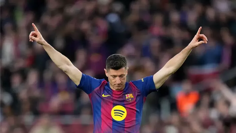 ليفاندوفسكي يقترب من الرحيل عن برشلونة