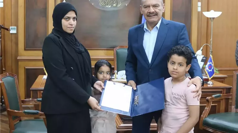 محافظ السويس يكرّم أسرة عامل متوفى ويقدّم دعماً لشاب من ذوي الهمم