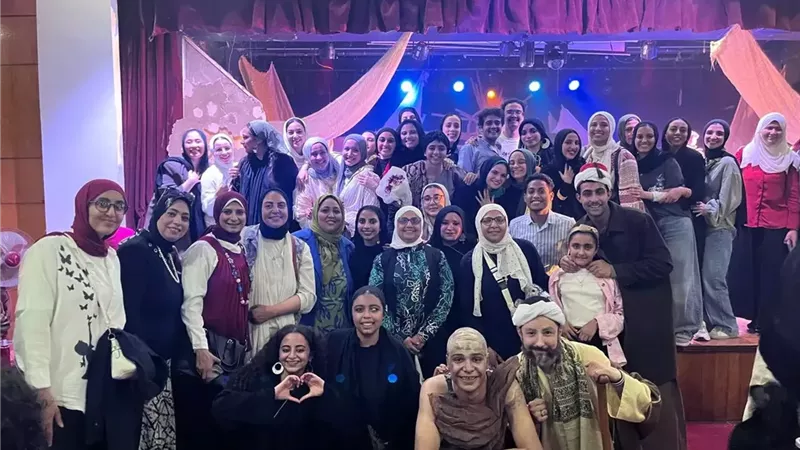 فريق كلية التربية للطفولة المبكرة يقدم العرض المسرحي (الدايرة)