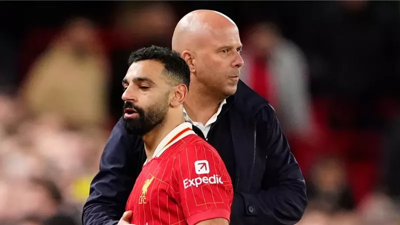سلوت يعلن موقف محمد صلاح من المشاركة بمباراة أستون فيلا