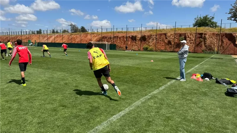 جلسة تحفيزية للاعبى منتخب الناشئين قبل مواجهة تونس بكأس الأمم
