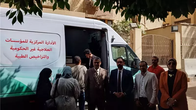 المنياتستقبل أول سيارة متنقلةلاستخراج تصاريح مزاولة المهنة