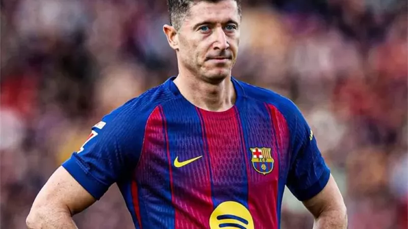 ليفاندوفسكي يعلن رسميا الرحيل عن برشلونة