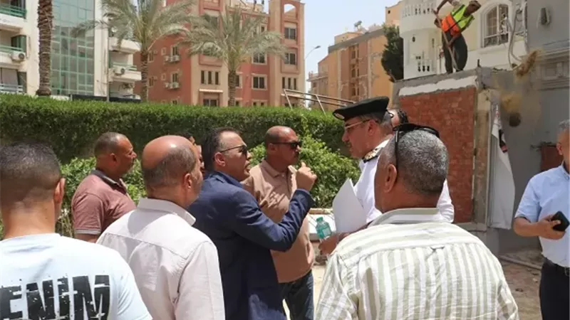جهاز 6 أكتوبر يغلق محلات مخالفة وينفذ 165 قرار وغلق