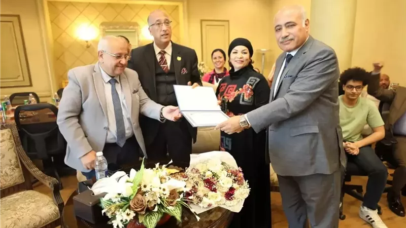 بحضور قيادات الشركة:تكريم هناء محمود لبلوغها سن التقاعد