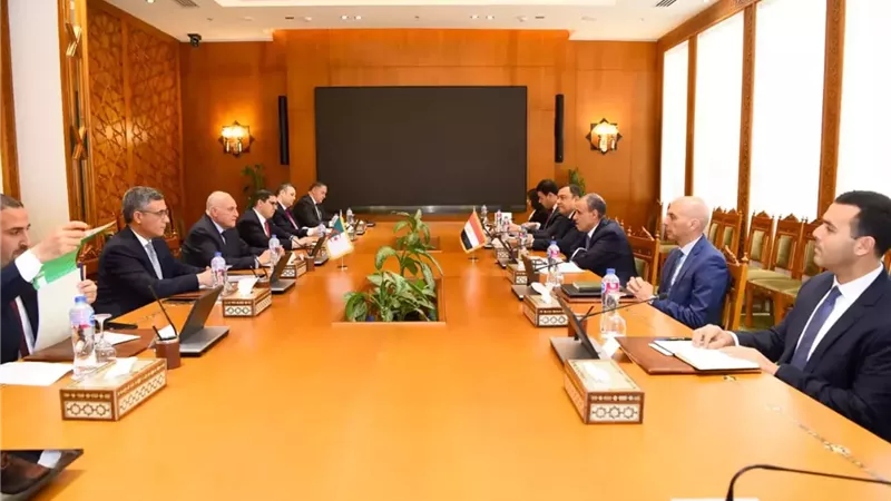 وزير الخارجية يبحث مع نظيره الجزائري تعزيز العلاقات الثنائية