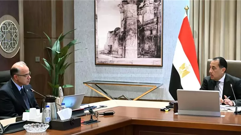 رئيس الوزراء يستعرض مع وزير الاستثمار عدداً من ملفات العمل