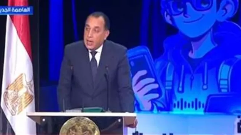 نيابة عن الرئيس السيسي.. رئيس الوزراء يكرم الطلاب المتميزين الحاصلين على الرخص الدولية