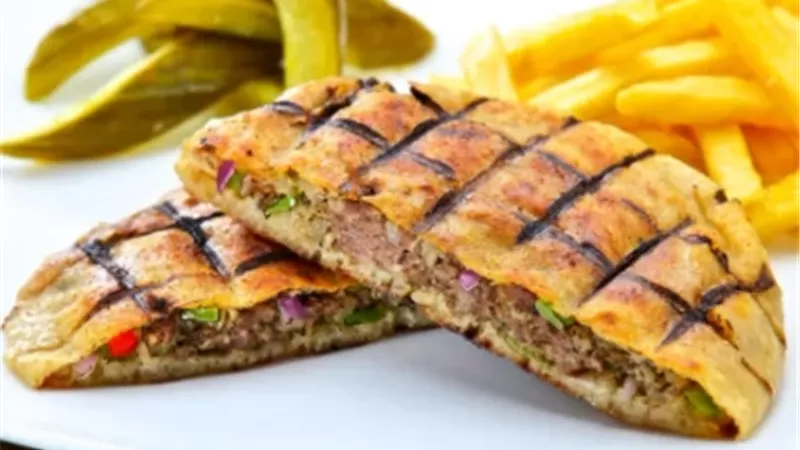 الحواوشي.. أكلة مصرية بطعم لا يقاوم وطريقة تحضير سهلة في البيت