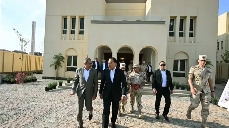 رئيس الوزراء يتفقد 