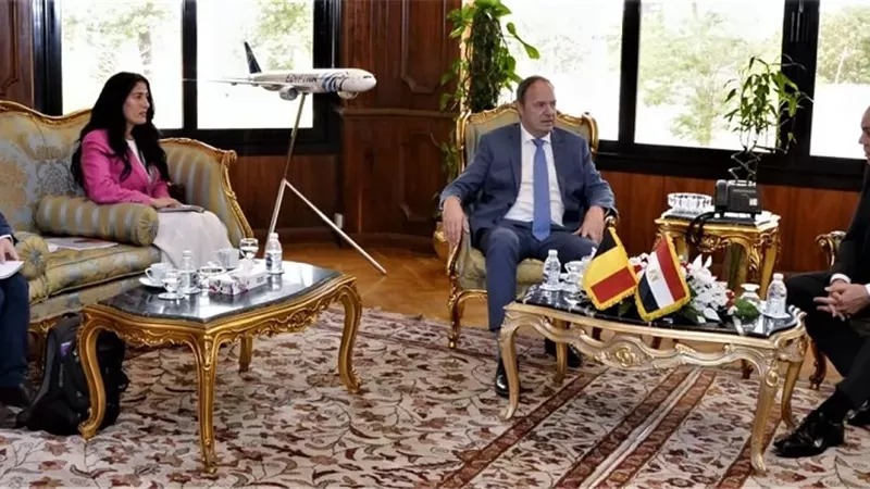 وزيرالطيران يبحث مع سفير بلجيكا فرص تعزيز الربط الجوي بين البلدين