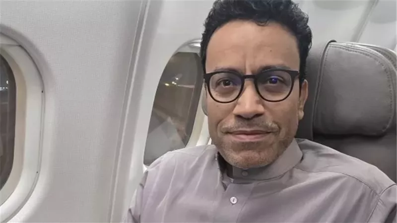 سامح حسين في أحدث ظهور من الطائرة لأداء مناسك الحج