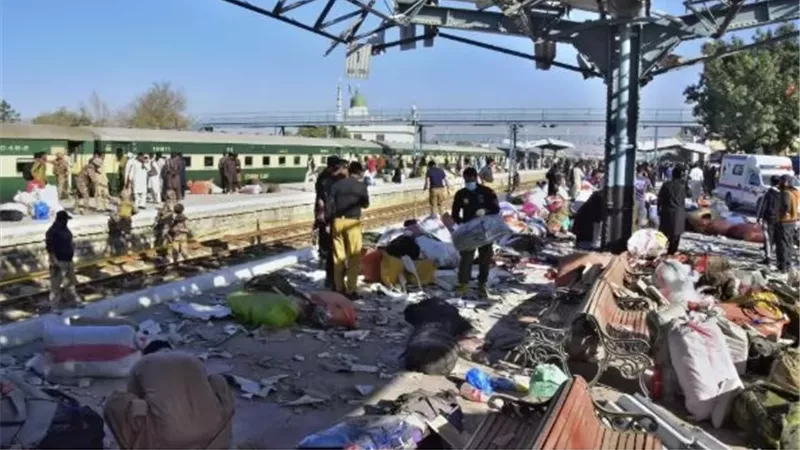 مقتل 24 شخصاً وإصابة العشرات في تفجير قطاراً عسكرياً بباكستان