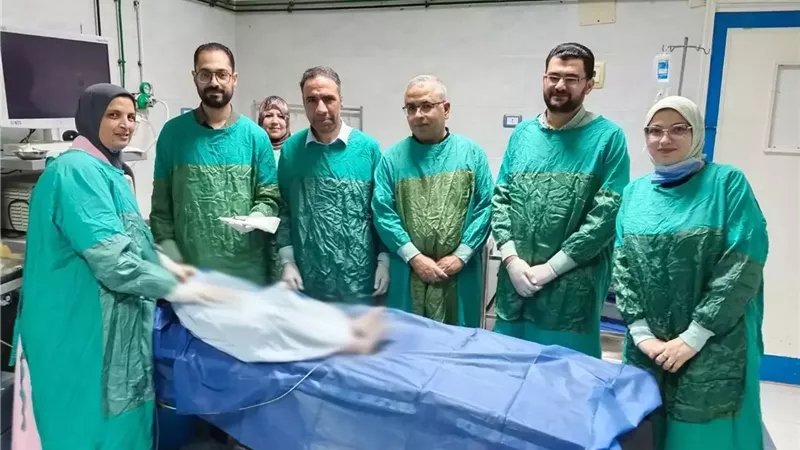 طب الزقازيق تنجح في استخراج مسمار معدني بطول 10 سم من طفلة
