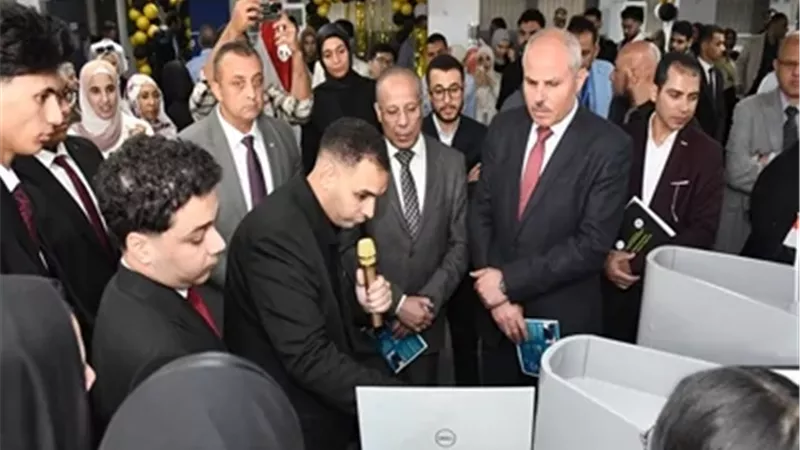 رئيس جامعة قناة السويس يتفقد مشروعات طلاب الكلية المصرية الصينية