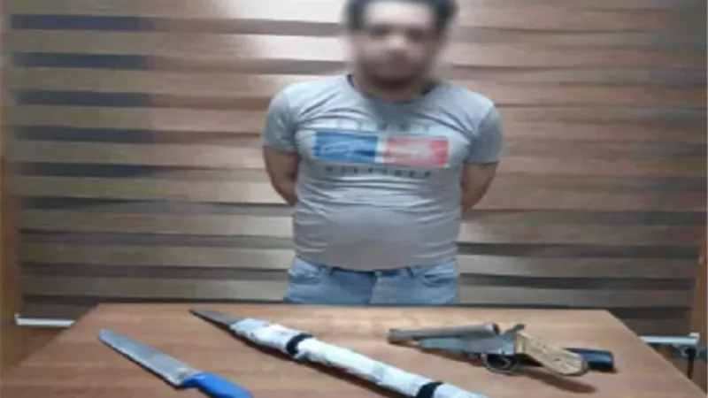 ضبط عاطل تعدى على والدته بسلاح ناري وأبيض في العجوزة