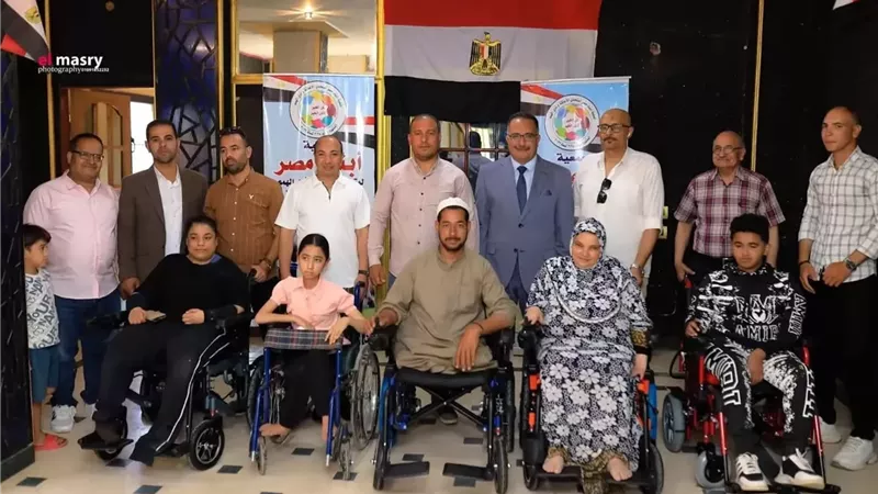تسليم عدد من الكراسي المتحركة لذوي الهمم بأبو قرقاص