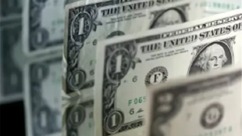 الدولار يهبط مع تفاؤل الأسواق بشأن مضيق هرمز