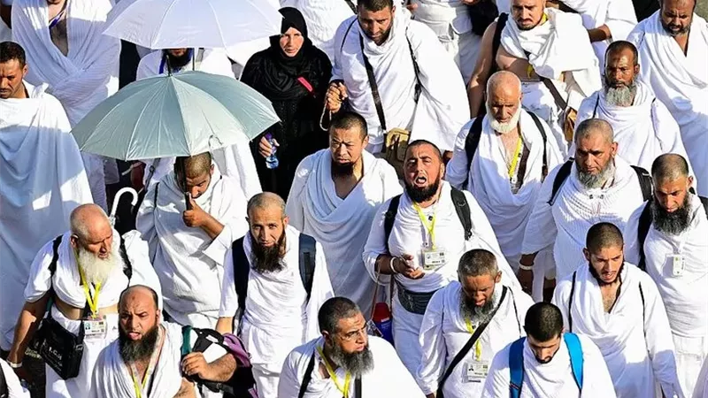 هل يجوز للمحرم إزالة شيء من شعره أو أظفاره أثناء إحرامه؟