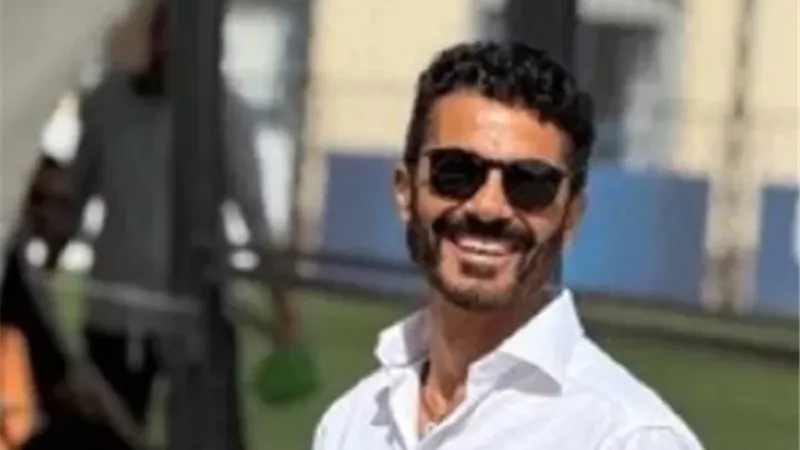 خالد النبوي مدرب كرة قدم نسائية فى 