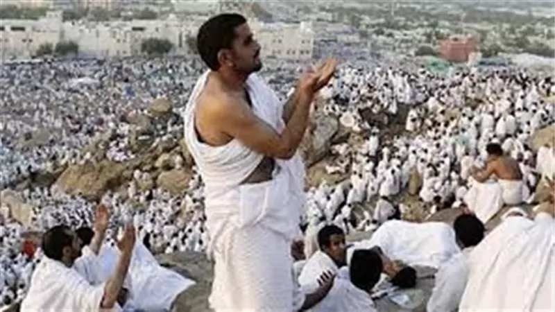هل يشترط الوقوف على جبل الرحمة لصحة الوقوف بعرفة؟