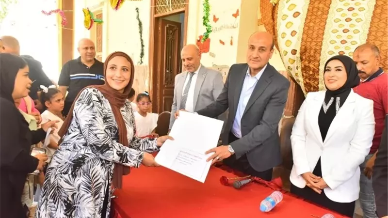 محافظ أسيوط يشارك الأيتام فرحة العيد.. ويكرم العاملين