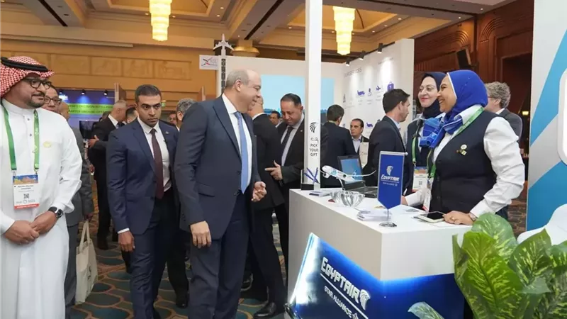 وزير الطيران تابع أحدث ابتكارات ومعدات المناولة الأرضية