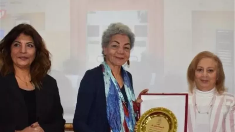 الجامعة المصرية الروسية تكرم أول فائزة بجائزة 