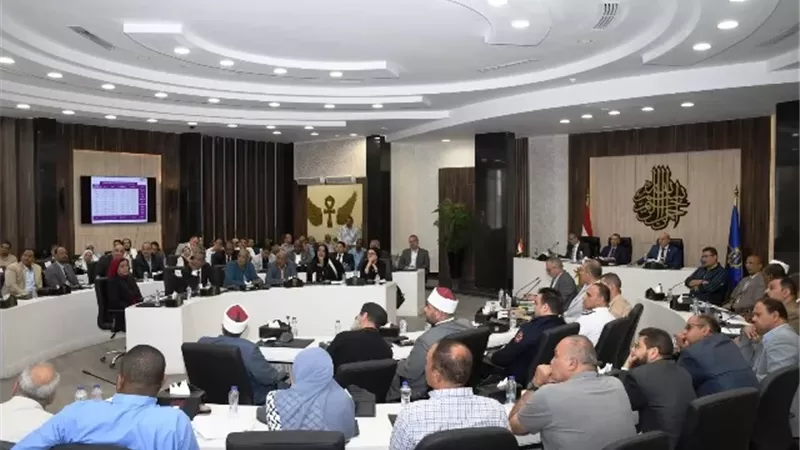 محافظ أسوان يتابع مرافق الكهرباء والمياه لمواجهة درجات الحرارة