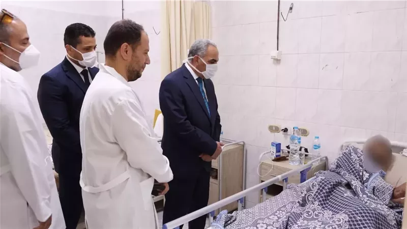 محافظ الإسماعيلية يتفقد مستشفى الحميات في أول أيام العيد