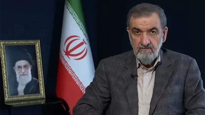 مستشار المرشد الإيراني: الرئيس الأمريكي يخون الدبلوماسية