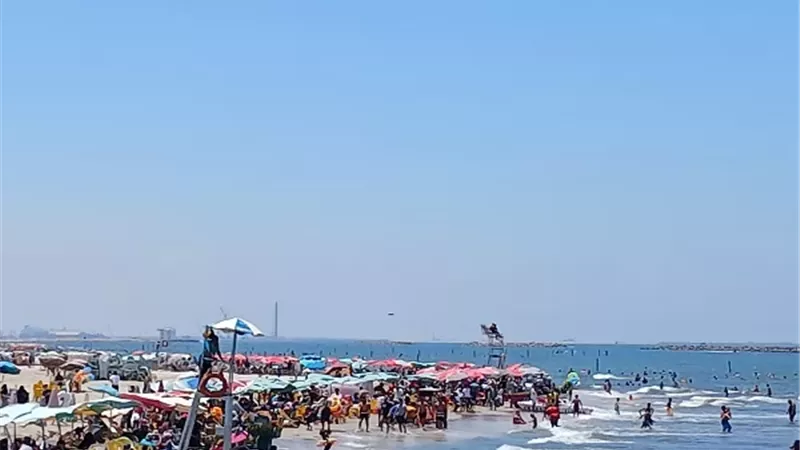 زحام شديد بشواطئ رأس البر في رابع أيام العيد
