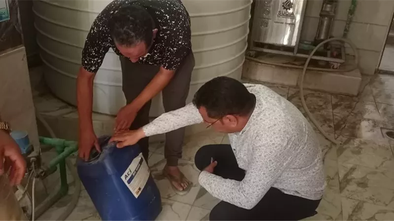 ضبط مصنع غير مرخص لتعبئة المياه بداخله 1100 قارورة مياه مخالفة