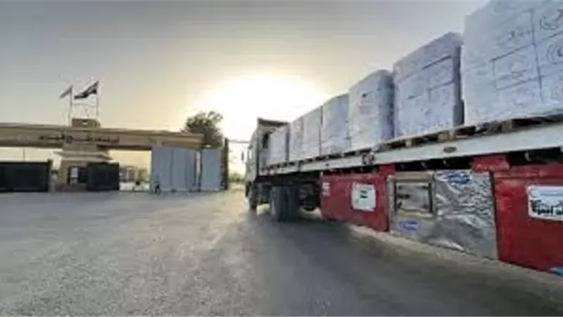 قافلة زاد العزة الـ205 تدخل إلى الفلسطينيين فى قطاع غزة