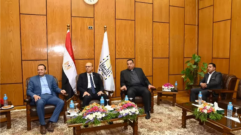 رئيس جامعة أسيوط يستقبل وفدًا من قيادات الكنائس للتهنئة بالعيد