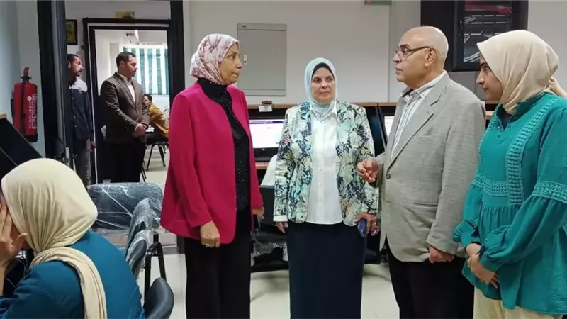 نائب رئيس جامعة دمنهور يتفقد انتظام امتحانات الفصل الثاني